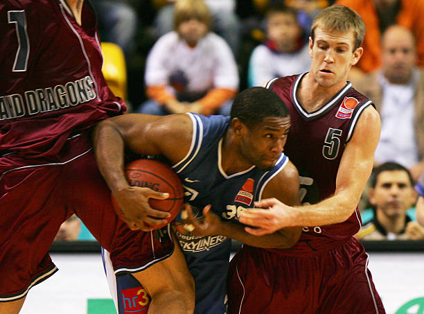 两队球员在 两队球员在